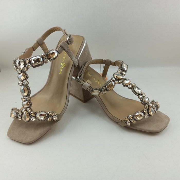 Sandalia de piel camel con cierre de hebilla, Alma en Pena mod. v23310