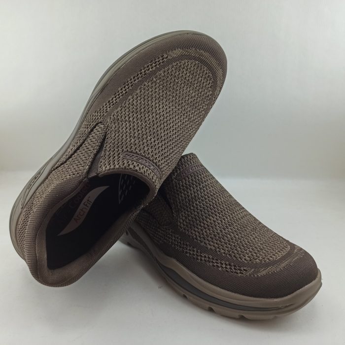Skechers sin cordones con gomas en los lados
