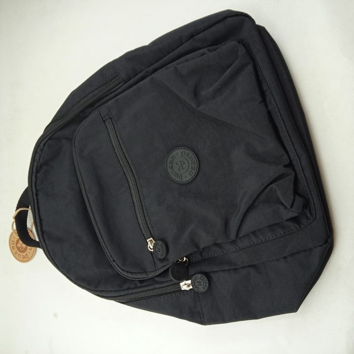Mochila textil negra con cierre de cremallera y varios departamentos, Lasaca mod. 2389