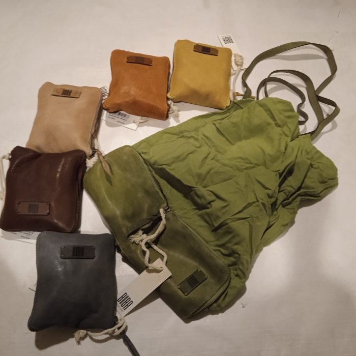 Bolsa sintetica con acabados de piel en varios colores y cierre de cremallera, Biba mod. MAF001L