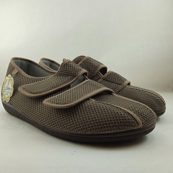 Alpargata textil marron con cierre de 2 velcros, La Cadena mod. 97034