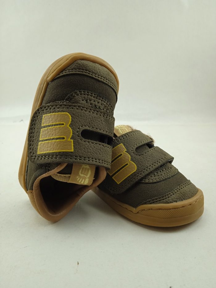 Semi-sport de piel verde con cierre de velcro, Mustang kids mod. 48934