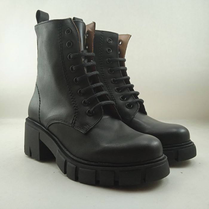 Bota de piel negra con cierre de cordon, Belang mod. 08113