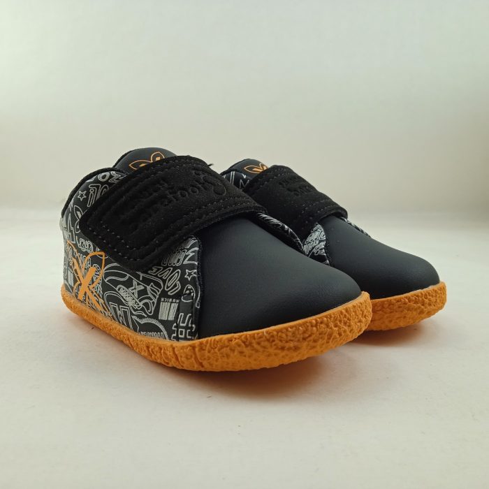 Semi-sport de piel negro con cierre de velcro, Munich mod. 8029006