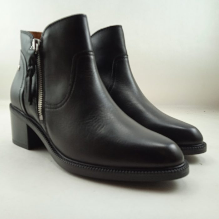 Bota de piel negra con cierre de cremallera, Pikolinos mod. 8674