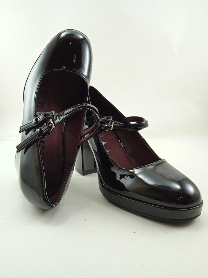 Zapato de charol negro con cierre de hebillas en empeine, Mariamare mod. 63428