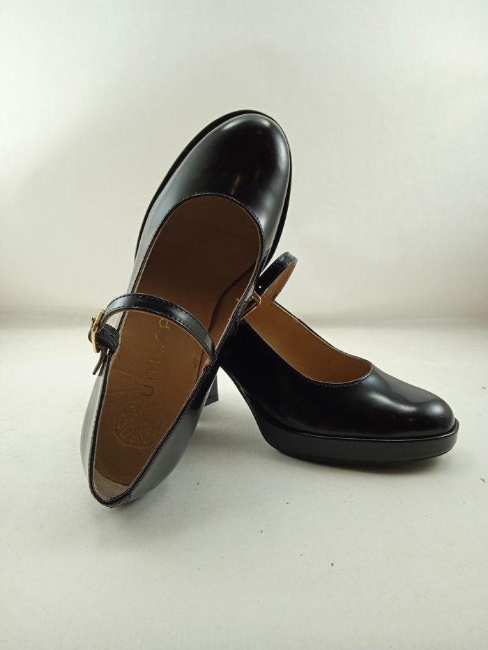 Zapato de vestir de ante negro tipo salon con cierre de hebilla, Unisa mod. Mael