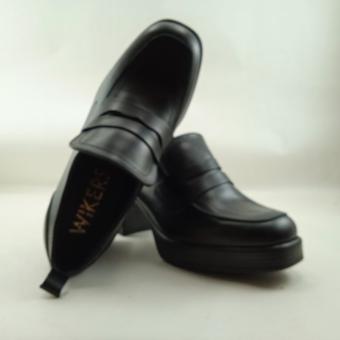 Mocasin de piel negra sin cierres, Wikers mod.  E-189