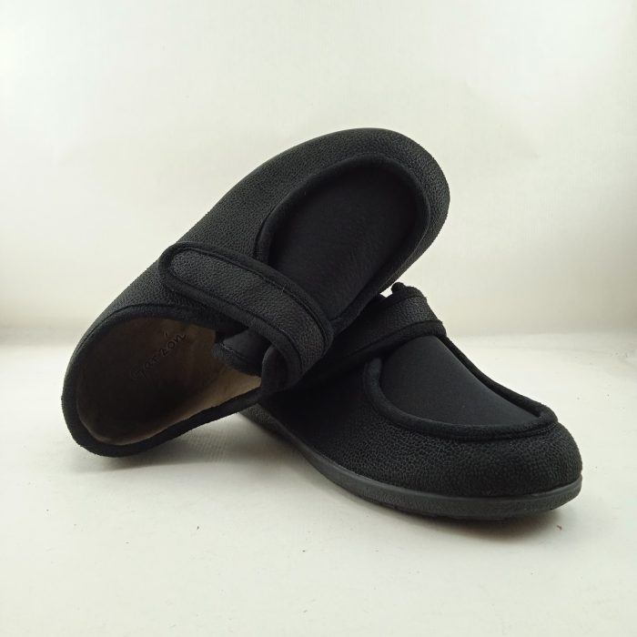 Zapatilla de casa sintetica negra con cierre de velcro, Garzon mod. 6870.244