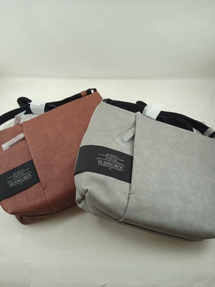 Bolso sintetico en varios colores y cierre de cremallera, Slang mod. BRS1