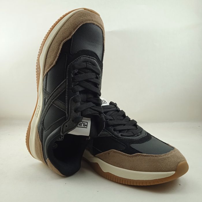 Semi-sport de piel negra con cierre de cordon, Munich mod. 566001
