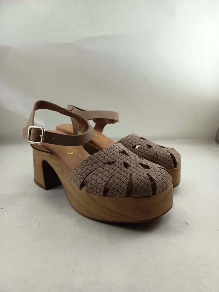 Sandalia de piel camel con cierre de hebilla, Wikers mod.131693