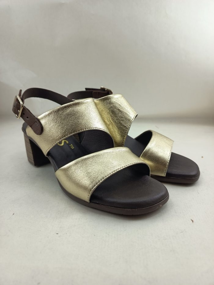 Sandalia de piel oro con cierre de hebilla, Wikers mod. 111709