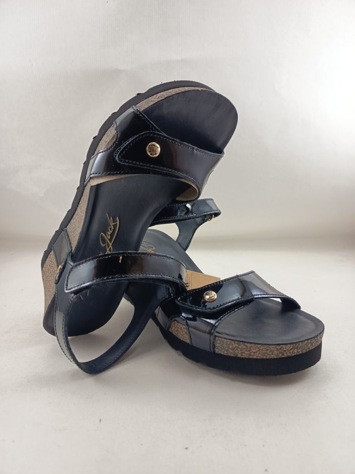 Sandalia de charol negro  con cierre de velcro, Panama jack mod. Julia b63 - Imagen 4