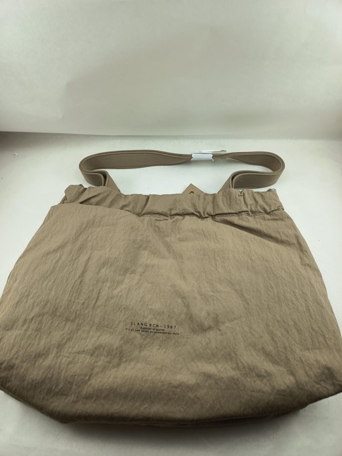 Bolso bandolera sintetico camel con cierre de cremallera, Slang mod. LUS2