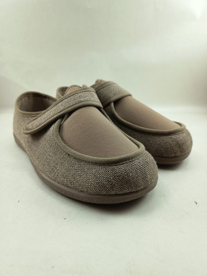 Alpargata sintetica marron con cierre de velcro, Garzon mod. 6870.149