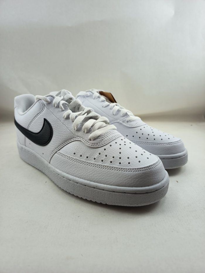 Semi-sport de piel blanco con pipa negra y cierre de cordon, Nike mod. courth vision