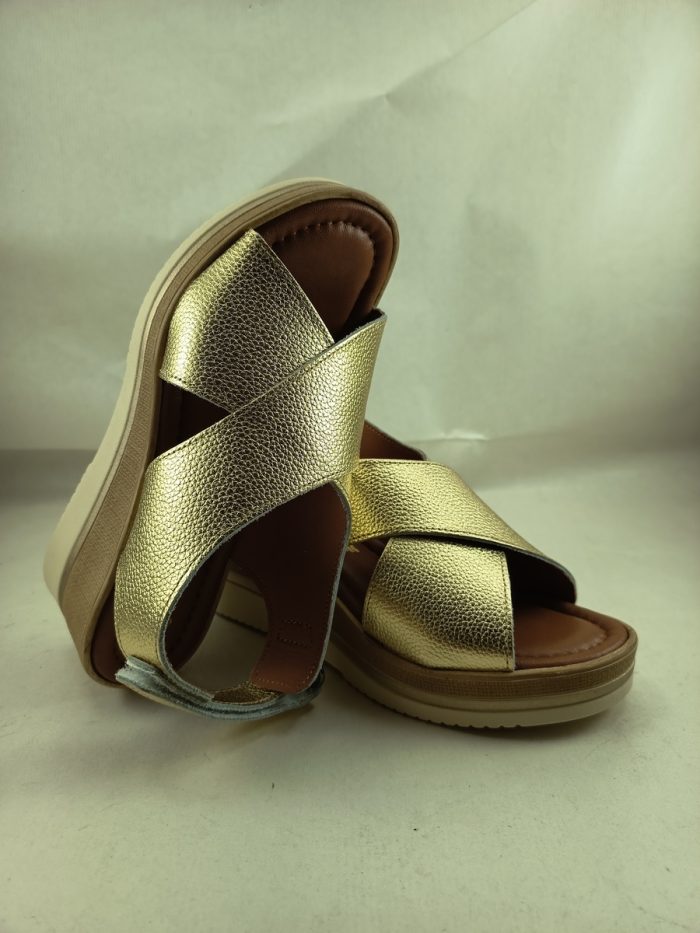 Sandalia de piel oro con cierre de velcro, Belang mod. 401