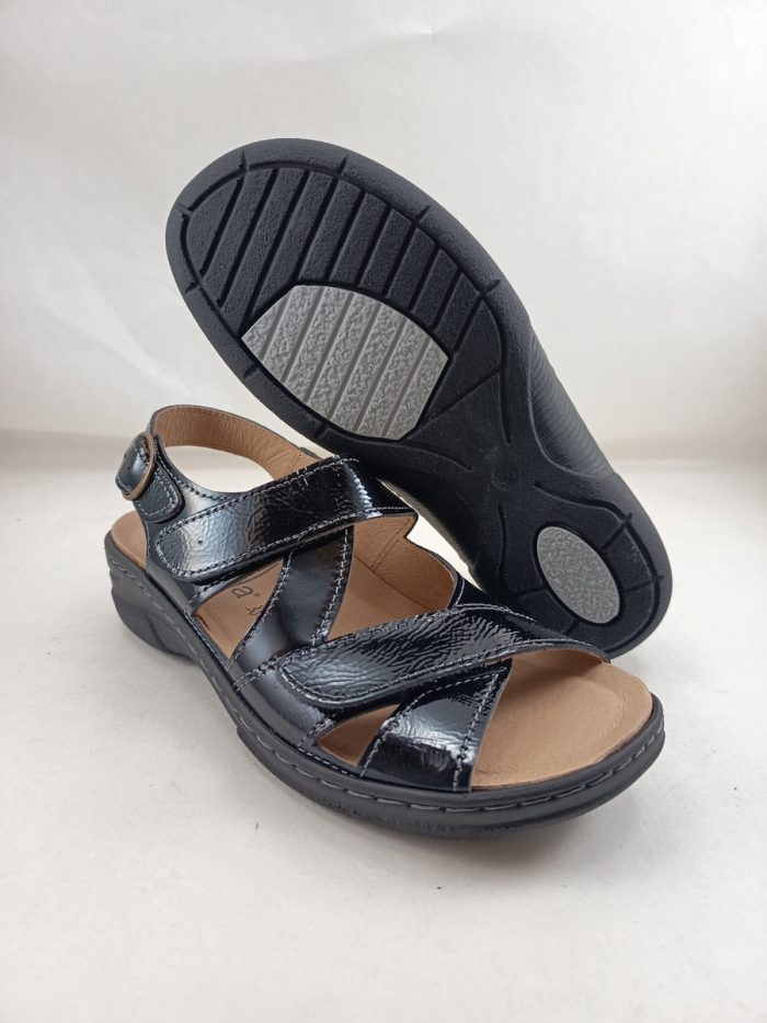 Sandalia de charol negro con cierre de velcros, Belvida mod. 31007