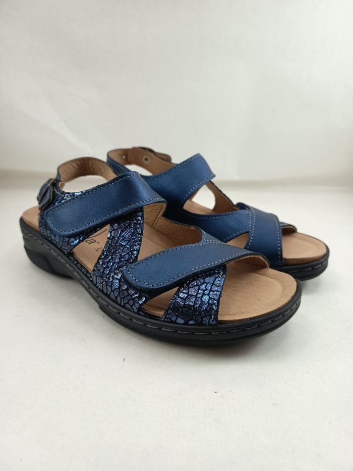 Sandalia de piel azul con cierre de velcros, Belvida mod. 31007