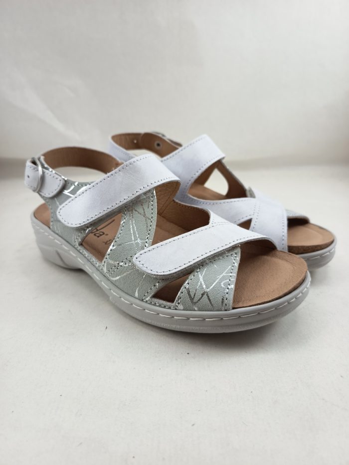 Sandalia de piel blanca con cierre de velcros, Belvida mod. 31007