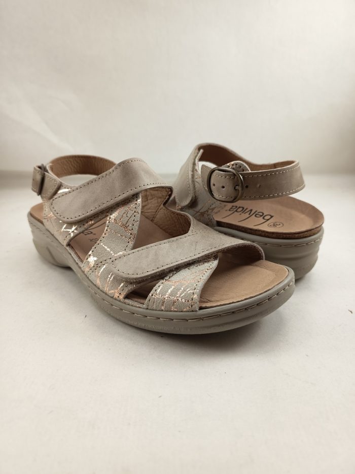 Sandalia de piel camel con cierre de velcros, Belvida mod. 31007