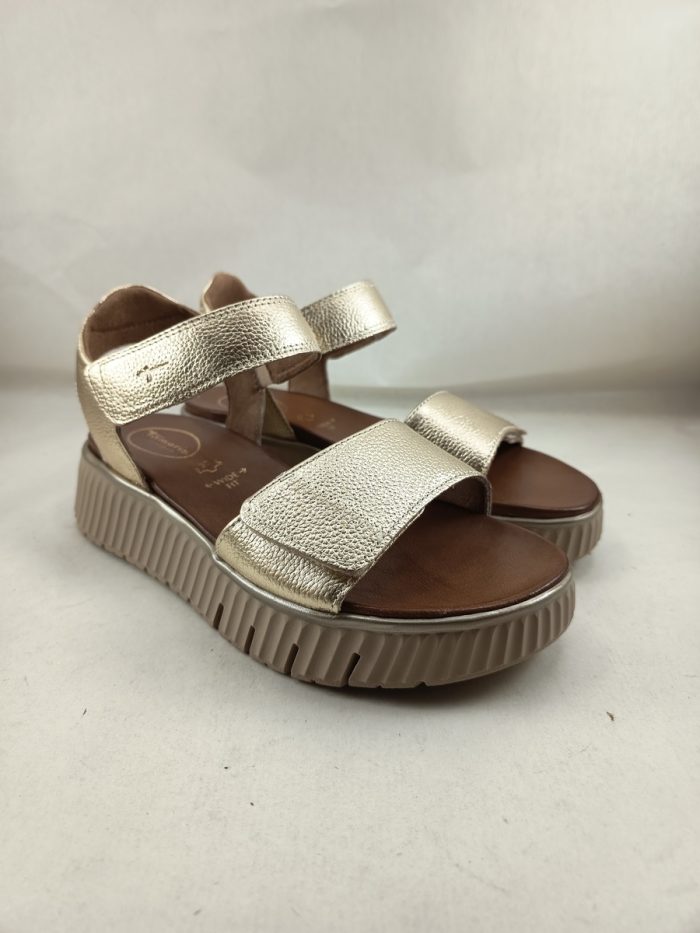 Sandalia de piel oro con cierrre de velcro, Tamaris confort mod. 88720