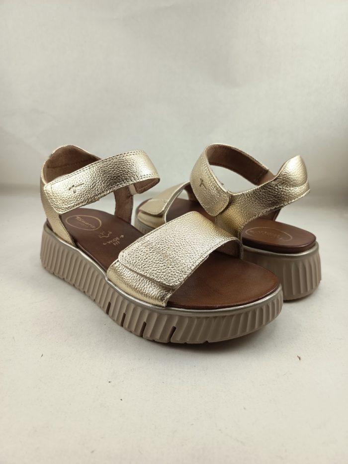 Sandalia de piel oro con cierrre de velcro, Tamaris confort mod. 88720 - Imagen 2
