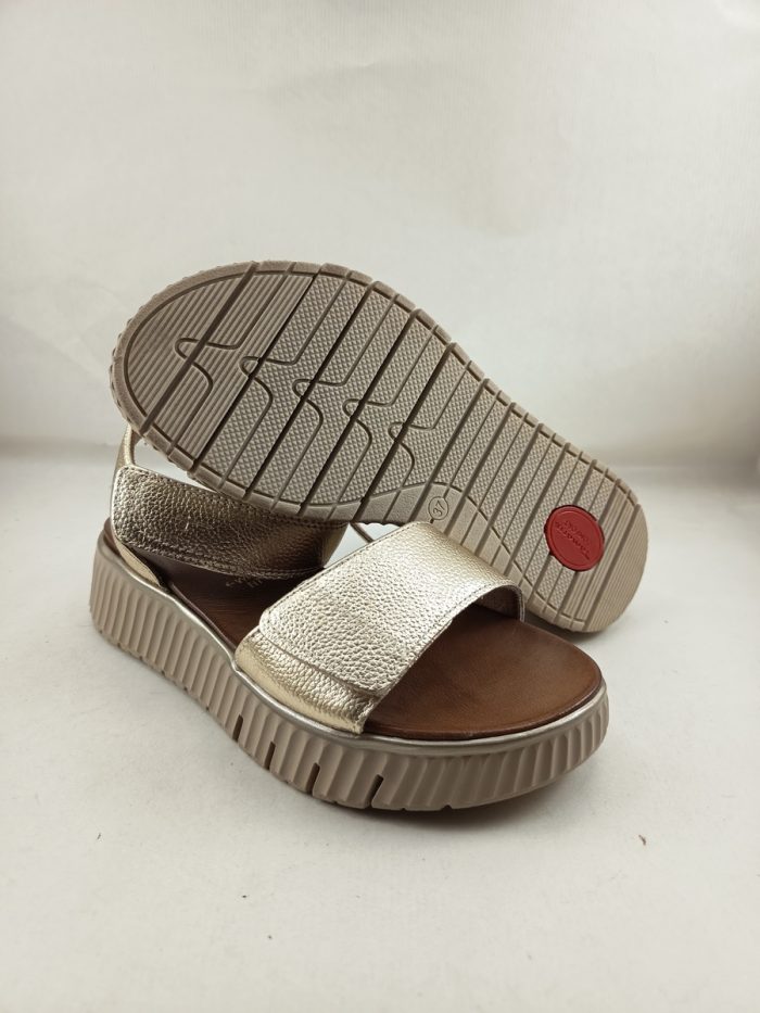 Sandalia de piel oro con cierrre de velcro, Tamaris confort mod. 88720 - Imagen 3