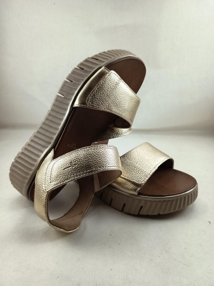 Sandalia de piel oro con cierrre de velcro, Tamaris confort mod. 88720 - Imagen 4