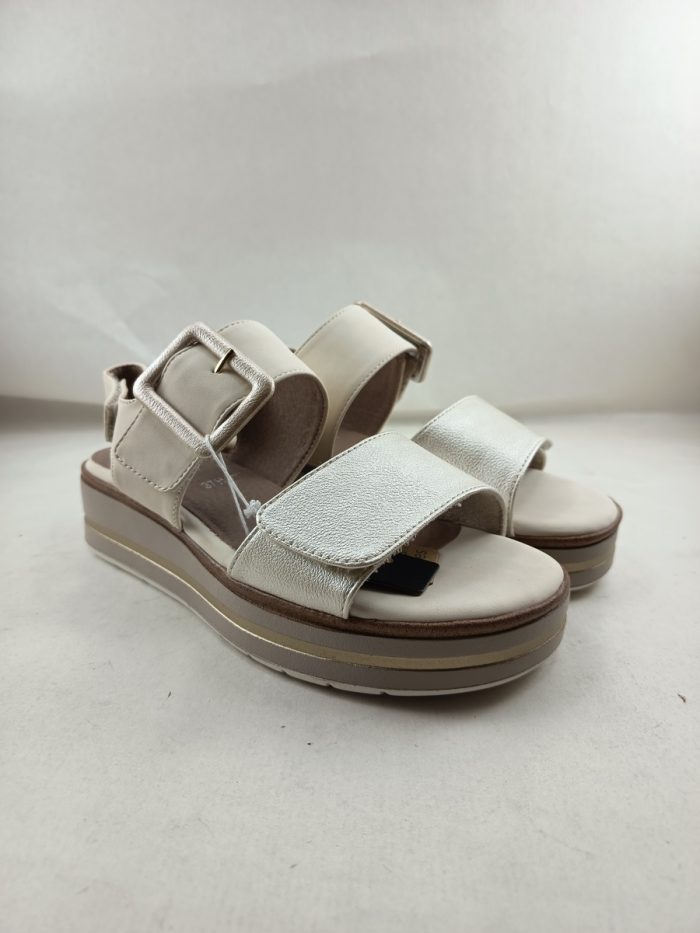 Sandalia de piel en oro y crema con cierre de velcros, Jana mod. 28266