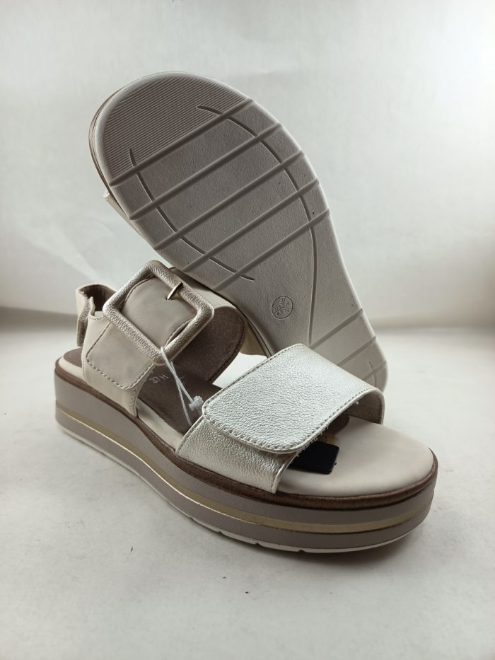 Sandalia de piel en oro y crema con cierre de velcros, Jana mod. 28266 - Imagen 3