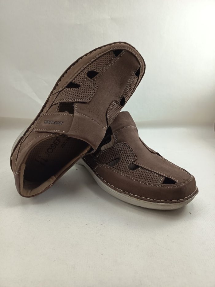 Sandalia de cortes en piel marron con cierre de velcro, Josef seibel mod. 44981