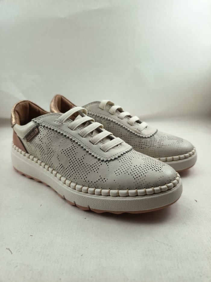 Semi-sport de piel crema con cierre de cordon elastico, Pikolinos mod. 6621c1