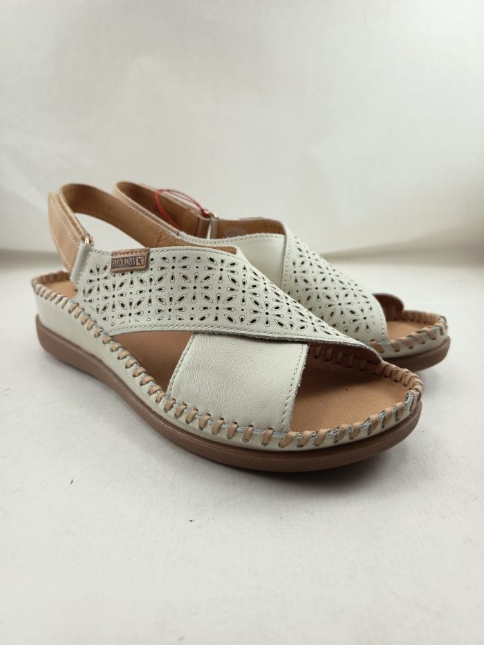 Sandalia de piel crema con cierre de velcro, Pikolinos mod. 0848c1