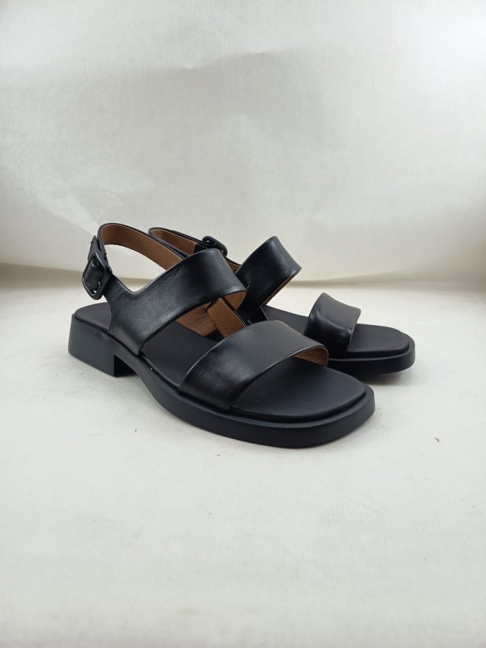 Sandalia de piel negra con cierre de hebilla, Camper mod. K201486