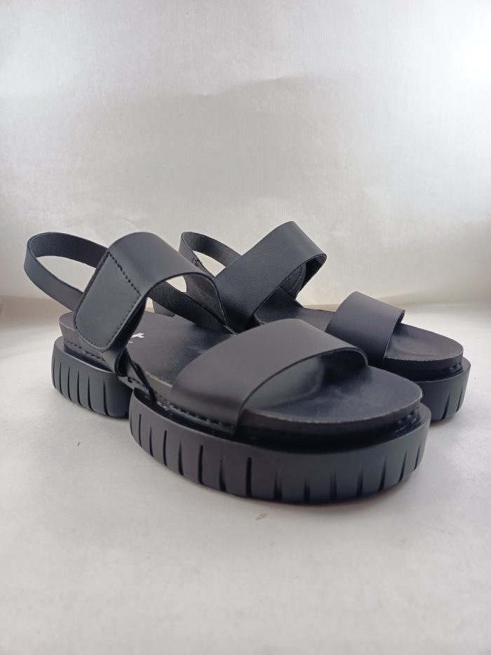 Sandalia de piel negra con cierre de velcro, Art mod. 1881