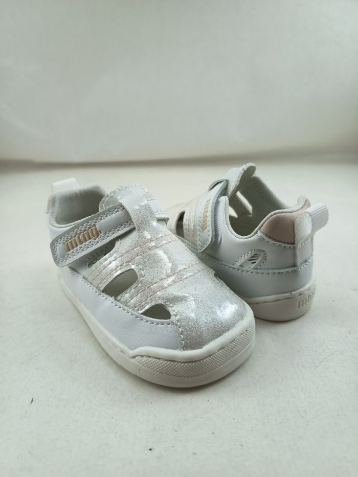 Sandalia de cortes sintetica blanca con cierre de velcro, Mustang kids mod. 48910 - Imagen 2