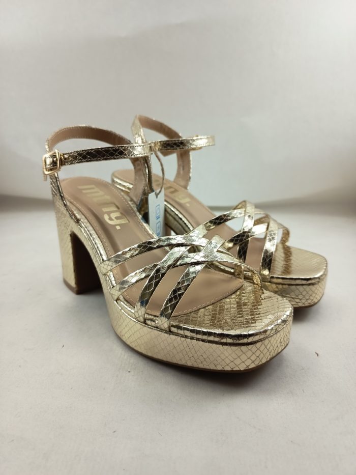 Sandalia sintetica oro con cierre de hebilla, Mustang mod. 59609