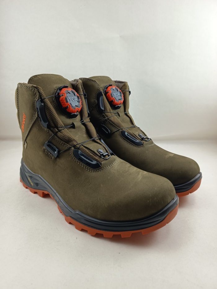 Bota treaking de piel verde con cierre de cordon elastico, Chiruca mod. Cares boa