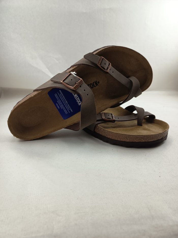 Chancla de dedo en piel marron con cierre de doble hebilla, Birkenstock mod. Mayari