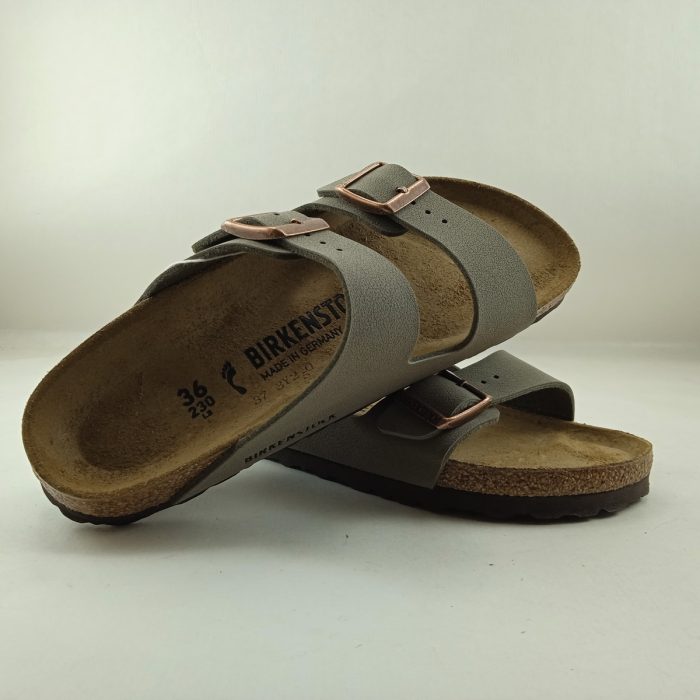 Sandalia tipo chancla de piel verde con cierre de doble hebilla, Birkenstock mod. Arizona