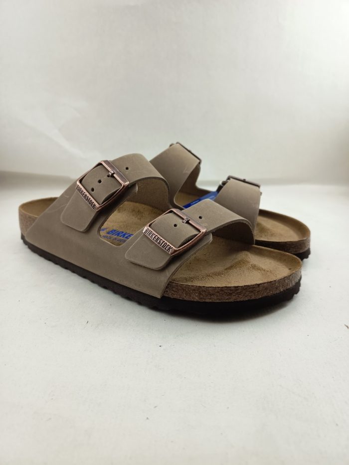 Sandalia tipo chancla de piel  con cierre de doble hebilla, Birkenstock mod. Arizona