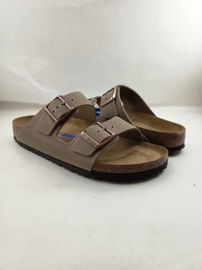 Sandalia tipo chancla de piel  con cierre de doble hebilla, Birkenstock mod. Arizona - Imagen 2