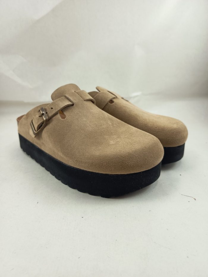 Zueco de serraje camel con cierre de hebilla, Suver mod. 510039