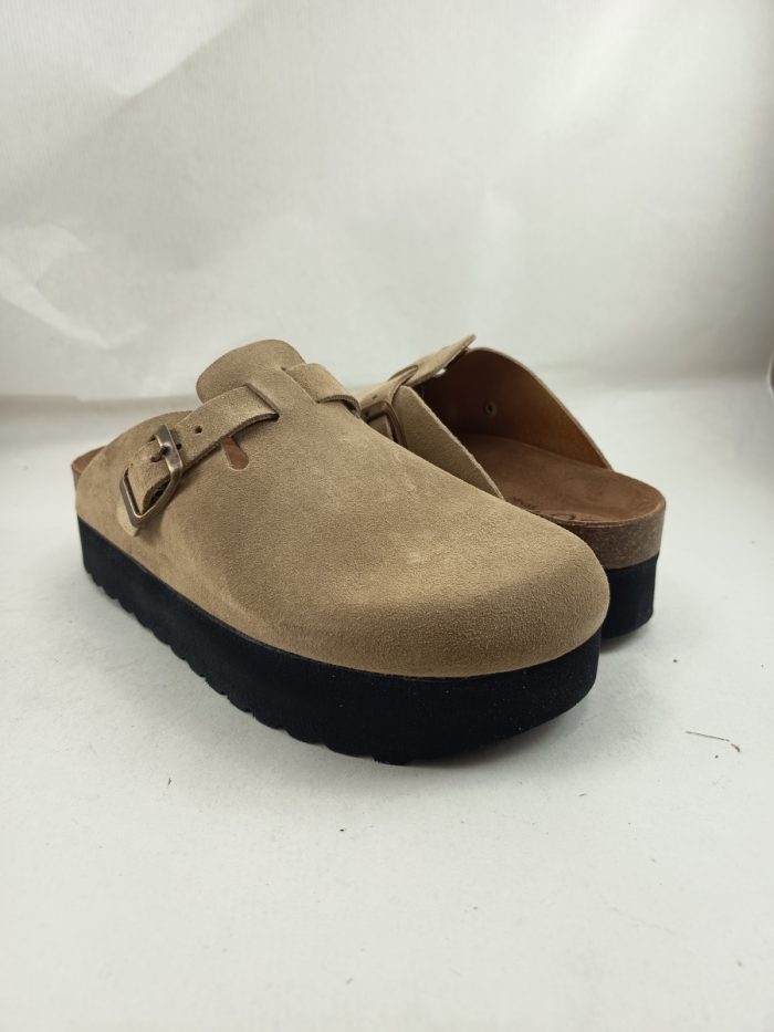 Zueco de serraje camel con cierre de hebilla, Suver mod. 510039 - Imagen 2