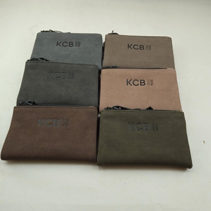 Billetero sintetico en varios colores y cierre de cremallera, Kcb mod. 3334