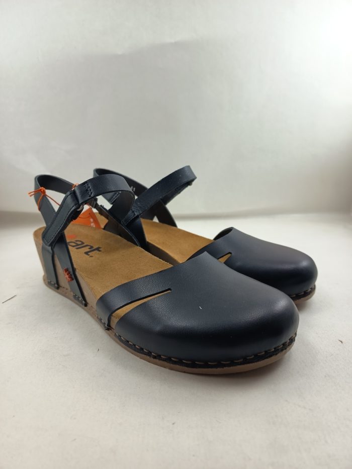 Sandalia de piel negra con cierre de velcro, Art mod. 1931