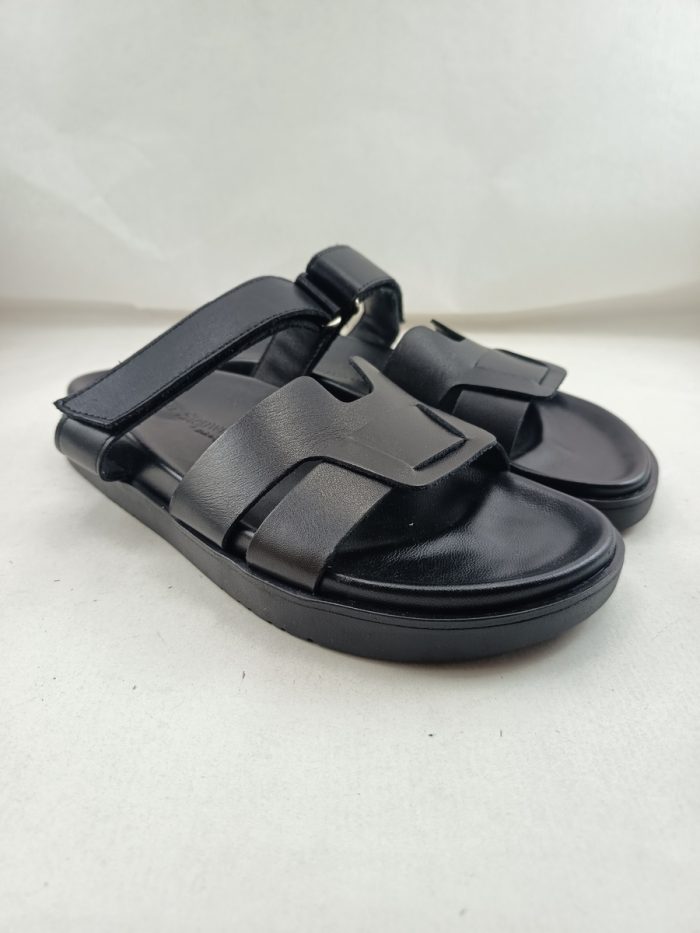 Sandalia tipo chancla de piel negra con cierre de velcro, Bryan footwear mod. 5111 - Imagen 2