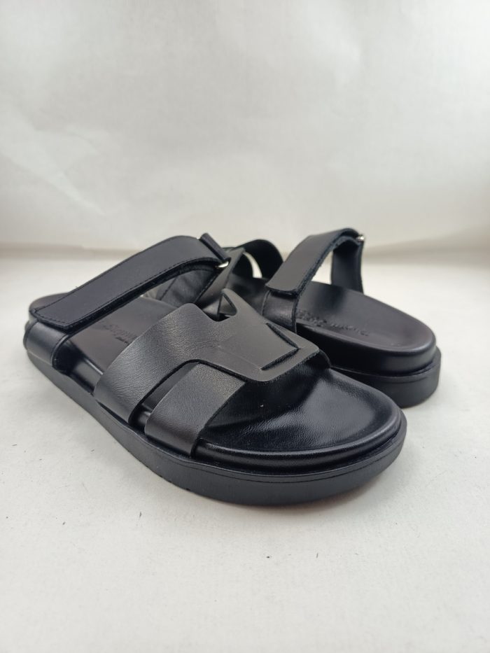 Sandalia tipo chancla de piel negra con cierre de velcro, Bryan footwear mod. 5111 - Imagen 3